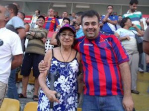 George com sua mãe, Dona Marlene, sempre na torcida pelo rubro-anil no Estádio de Moça Bonita, em Bangu, no ano passado