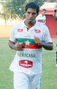 Allan não conversou: marcou duas vezes e chegou a 17 gols (Foto: Paulo Roberto Rodrigues)