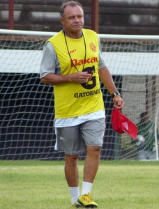 Técnico Arturzinho foi bastante elogiado pelo meia Accioli: "Nosso treinador é o principal responsável pelo triunfo deste sábado e pelos anteriores" (Foto: Agência Ferj)