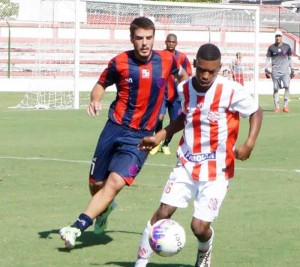 Carlinhos, do Bangu, tenta sair jogando, marcado em cima por Heitor (Foto: Paulo Roberto Rodrigues/Papo Esportivo)