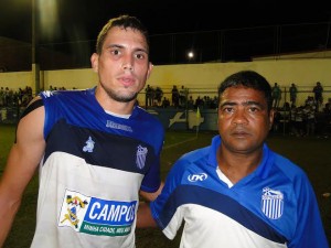 Rael, o autor do gol e o técnico do Goyta Mauro Rodrigues (Foto: Fábio Menezes/Ascom/SJdaBarra)