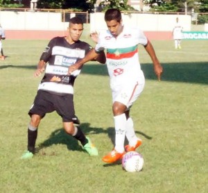 O artilheiro Allan carrega a bola, marcado por Yan na intermediária campista (Foto: Paulo Roberto Rodrigues / Papo Esportivo)