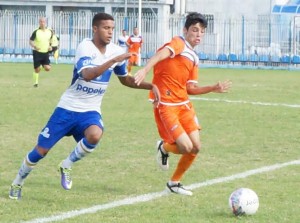 Claudiano (direita) e Jefferson  brigam pela posse da bola com vontade (Foto: Paulo Roberto Rodrigues)