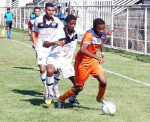 Mesmo com a marcação alvinegra dupla, Matheus domina a bola perto da lateral (Foto: Paulo Roberto Rodrigues/Papo Esportivo)