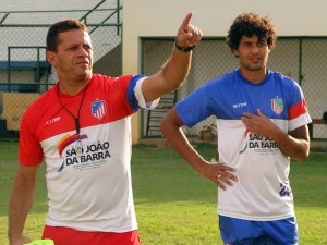 Técnico André Pimpolho e o zagueiro Lucas Coutinho sabem que só a vitória interessa contra o São Cristóvão (Foto: Fabio Menezes/Divulgação)