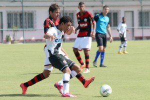 Apesar da marcação cerrada, Douglas Luiz foi um dos destaques do vira-vira na Gávea (Foto: Carlos Gregório Júnior/Divulgação) 