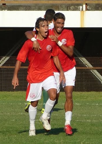 Accioli (E) fez o primeiro gol do América e comemora com Léo Rocha (Fotos: Raffa Tamburini/Divulgação)