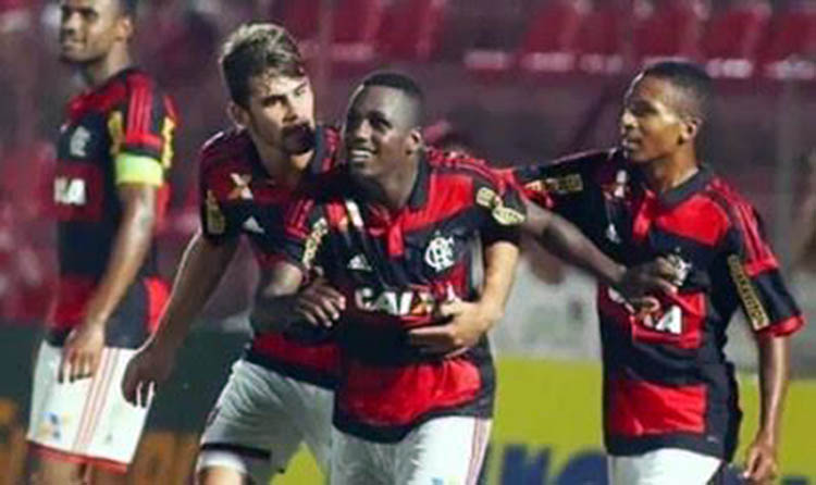 Cafu (centro) acertou o pé na cobrança de falta e abriu caminho para o bom resultado fora de casa (Foto: Divulgação/Fla)