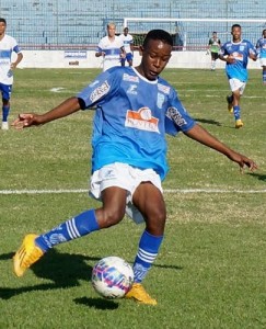 Jorgean Marcou duas vezes e garantiu a excelente vitória do Goytacaz na Bariri (Foto: Paulo Roberto Rodrigues)