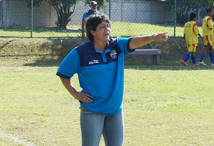A treinadora Marisa Pires orienta suas comandadas durante o bom resultado (Foto: Paulo Roberto Rodrigues)