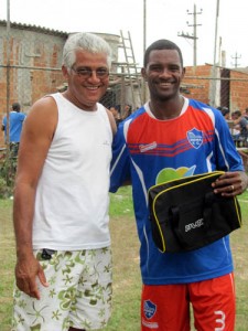 Técnico de futebol Zé Carlos Nunes entregou o prêmio para Nani, meia do Roma. (Foto: Jaílza Ribeiro/Divulgação)