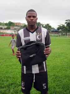 Outro bom nome em campo, Derson levou a bolsa da Max Bag para casa (Foto: Jaílza Ribeiro/Divulgação)