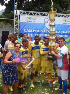 Secretário de Governo Thiago Portela entrega do troféu de campeão ao capitão Leandro (Foto: Divulgação)