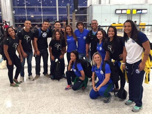 Thainara com a seleção brasileira que competiu em Lima (segunda a partir da direita) (Foto: CBLP/Divulgação)