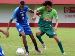 O rubro Darlan (E), de camisa azul, tenta sair jogando no meio na derrota para o Friburguense (Foto: Raffa Tamburini/Divulgação) 