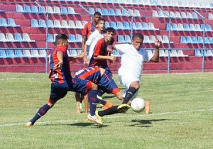 Nauhan, do Resende, e Eric disputam a bola na entrada da área do rubroanil (Foto: Paulo Roberto Rodrigues) 