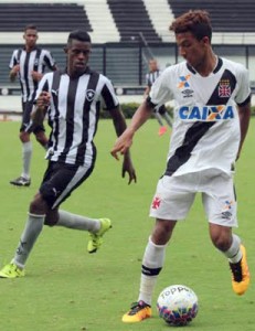 Caio (direita) retornou ao time contra o Botafogo (Fotos: Carlos Gregório Junior/Divulgação/Vasco)  