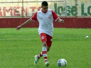 "Temos que manter os pés no chão", diz o confiante lateral rubro (Foto: Raffa Tamburini/Divulgação/AFC)