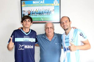 Clube contratou o apoiador Moisés (E) e o atacante Fabinho Cambalhota, apresentados pelo presidente Mirinho (Foto: Tiago Ferreira/Divulgação)