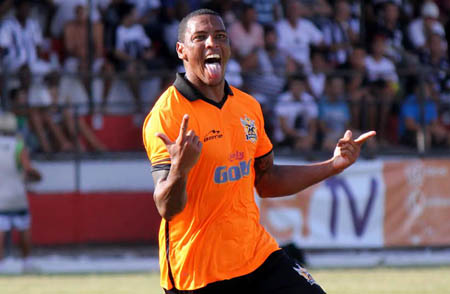 Adriano abriu o marcador e foi um dos destaques do time laranja contra o Americano (Fotos: Bernardo Gleizer/Divulgação)