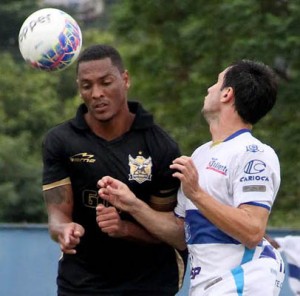 Adriano, de preto, colocou o time laranja na frente, aos dois minutos do segundo tempo (Foto: Bernardo Gleizer/Divulgação) 