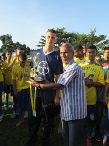 Zilla Cardoso premia André, da Bayer, artilheiro da competição com 13 gols (Foto: Jota Carvalho)