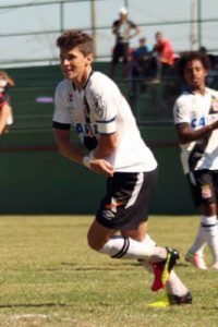Vascaino Mateus Vital comemora gol de pênalti no empate contra o Flamengo no Nivaldão (Foto: Carlos Gregório Jr/Divulgação)